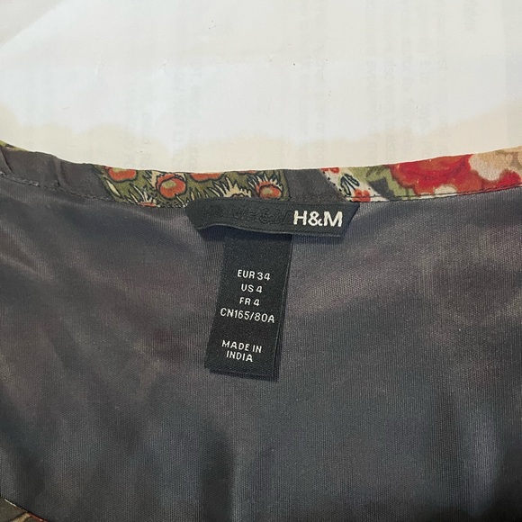 H&M short dress size 4. It can also be worn as a blouse. - Picture 3 of 5